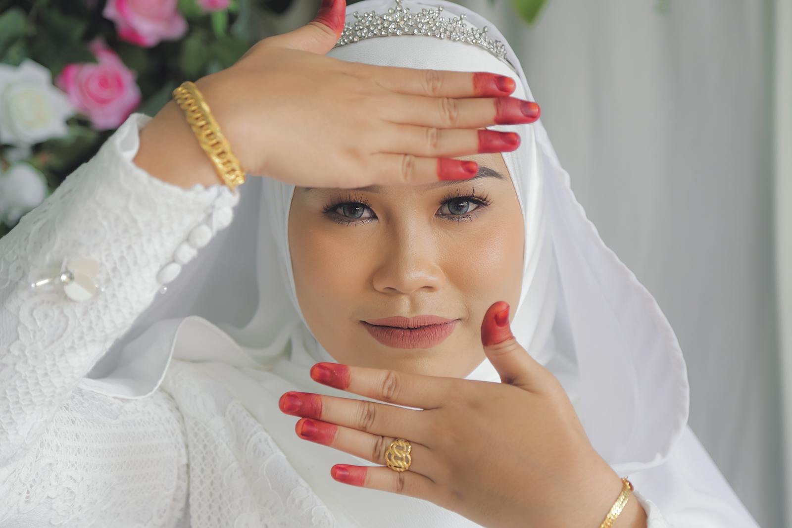 joyas en bronce con baño en oro, A Woman in White Hijab Showing Her Hands with Red Dye